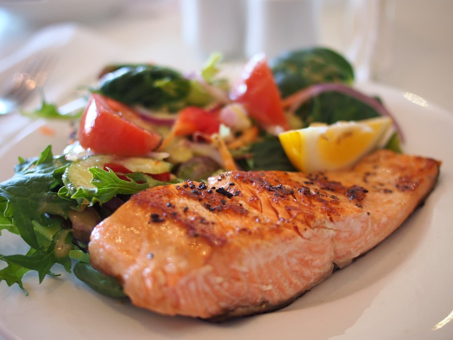 Prato do Love Time Hotel, com salada e carne